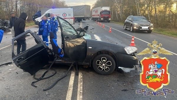 Автомобиль, набитый людьми, вылетел под фуру в Подмосковье