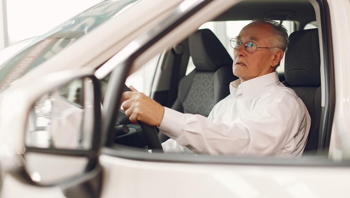 Российским пенсионерам хотят запретить водить машину 