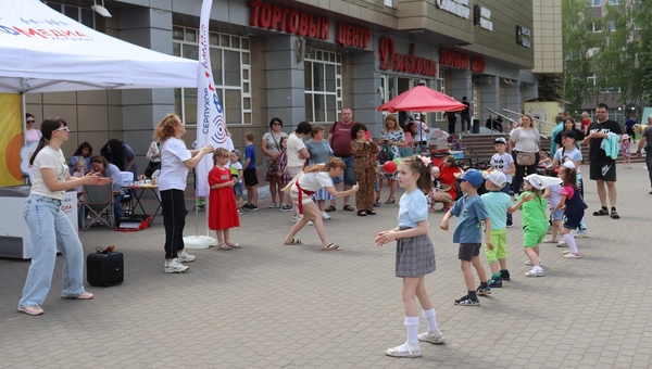 На День детства ФМедиахолдинг раздал маленьким серпуховичам 500 стаканчиков с мороженым