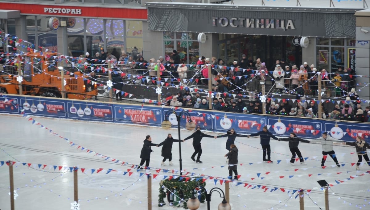 Сотни людей собрались на катке в Серпухове отметить Рождество