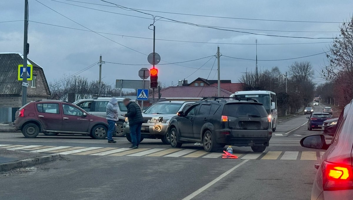 Утро в Серпухове началось с «японского» ДТП на ключевом перекрёстке