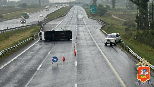 На подмосковной трассе микроавтобус с пассажирами лёг на бок