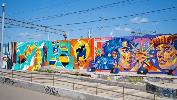 Бетонный забор у Курского вокзала превратился в современную граффити-галерею