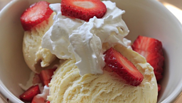 Всего два продукта, немного терпения — и вкуснейшее домашнее мороженое у вас на столе