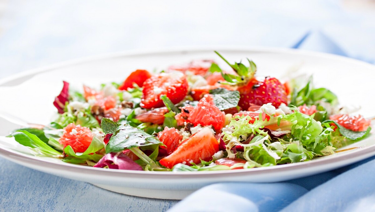 Легко, просто, вкусно: салат с клубникой — настоящий гастрономический хит!