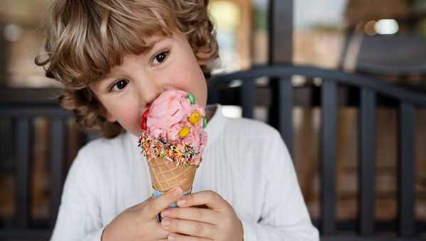 Не давайте детям: если в мороженом есть это – его покупать нельзя