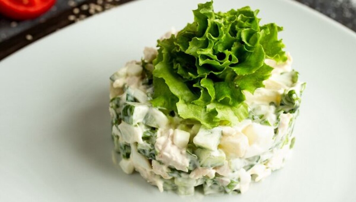 Вкусный и безумно простой салат из кабачков вводит в заблуждение