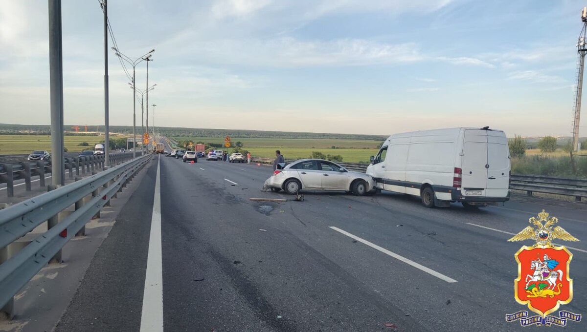 Грузовик протаранил 14 автомобилей на трассе под Серпуховом
