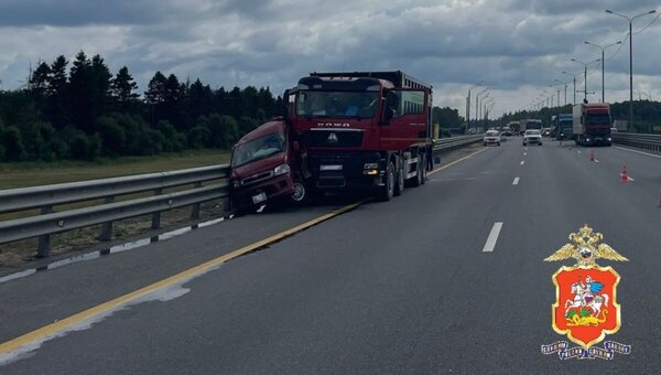 Смертельная авария на М2: грузовик раздавил легковушку с семьёй