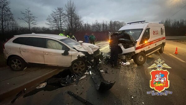 Машина скорой помощи попала в ДТП в Подмосковье