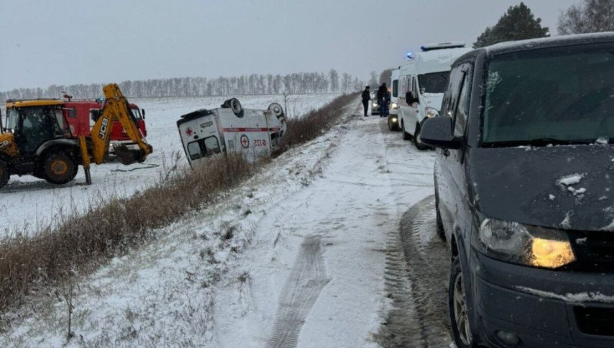 Скорая помощь перевернулась в Подмосковье на скользкой дороге