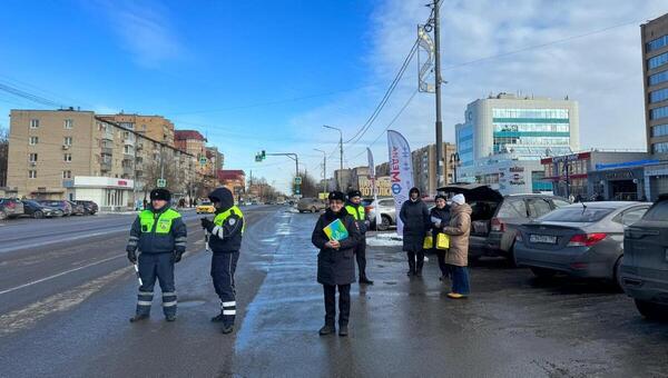 Остановили и поздравили. Легендарная акция прошла в центре Серпухова